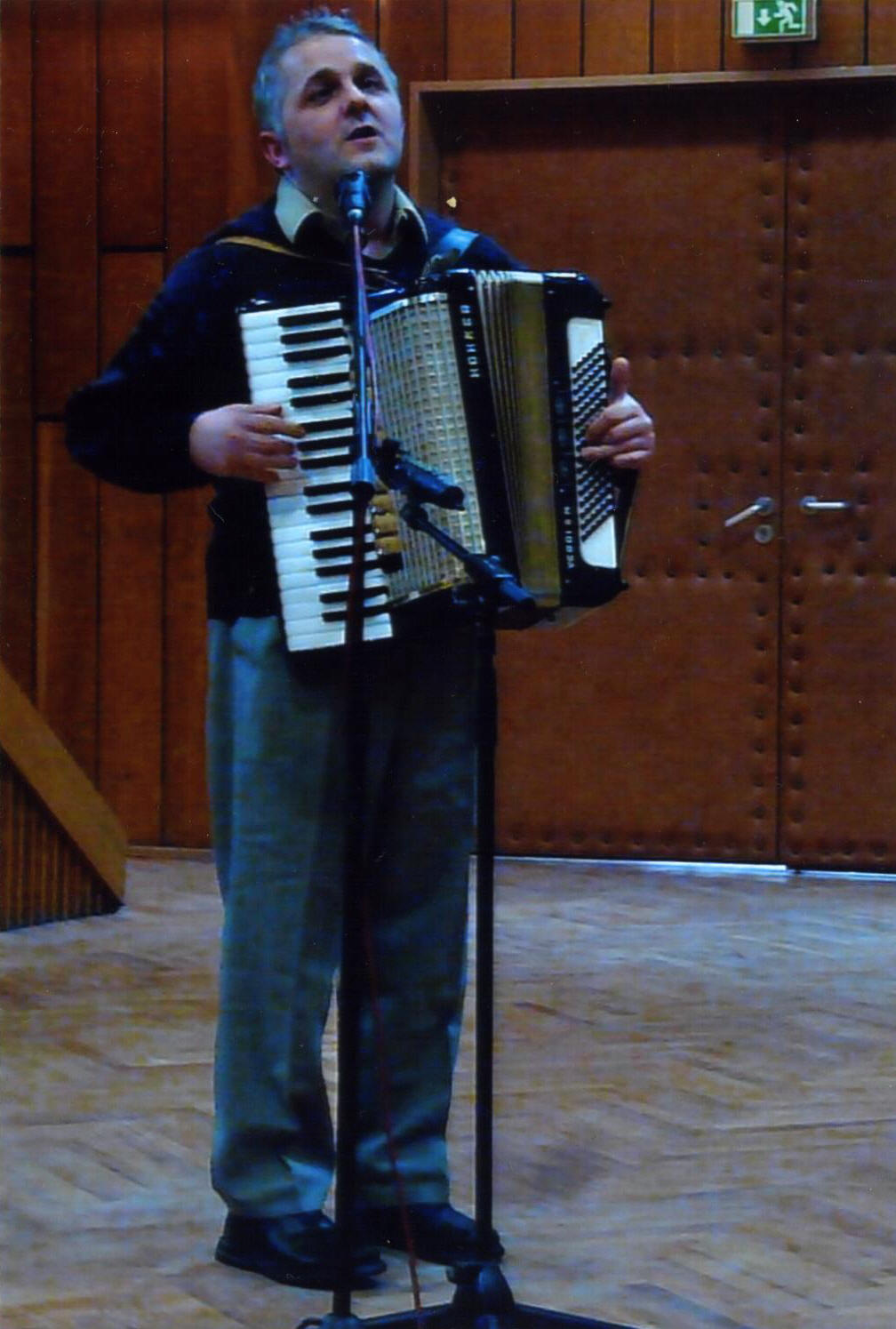 Raimund Slatina, seit früher  Kindheit blind,  spielt Akkordeon und singt deutsche Volks- und Heimatlieder.