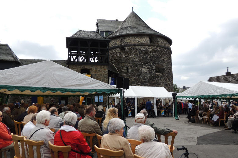 Die älteste Vertriebenengedenkstätte der Bundesrepublik Deutschland ist der Batterieturm auf Schloß Burg, der alljährlich Schauplatz des landsmannschaftlichen Treffens ist.