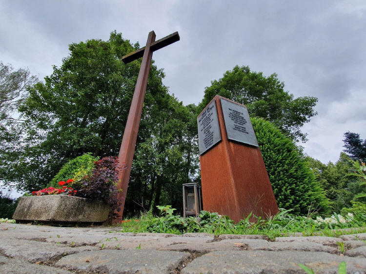 Schlicht gehalten erinnert das „Kreuz des deutschen Ostens“ auf dem Friedhof in Dülken als Ort der Trauer und als Mahnmal gegen das Vergessen an die Toten im deutschen Osten während des Zweiten Weltkrieges. Foto: Rheinischer Spiegel