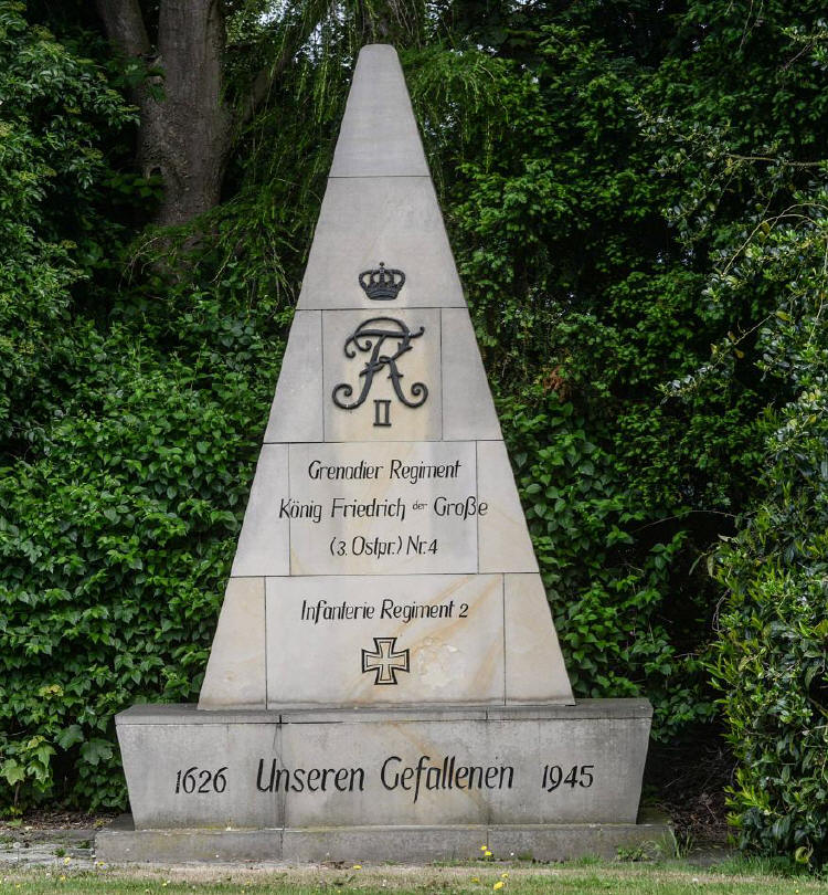 Ein Gedenkstein der Rastenburger vor der Schill-Kaserne.