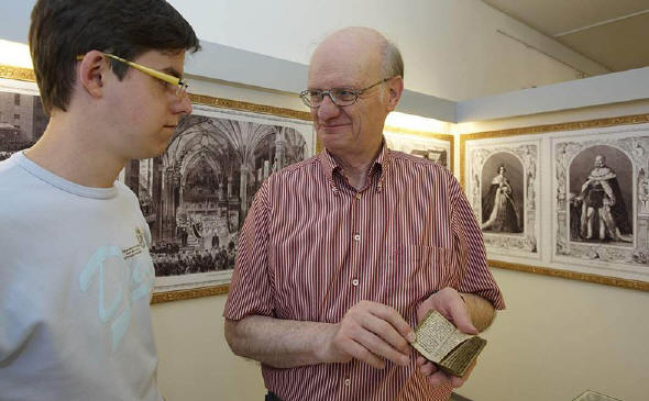 Museumsleiter Lorenz Grimoni zeigt Besucher Tim Kaiser das kleinste Gesang- und Gebetbuch der Ostpreußen aus dem Jahr 1770.