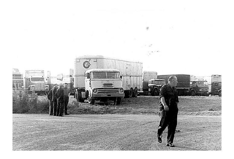 Vor der Nacht der Nchte im noch niederlndischen Selfkant am 31. Juli 1963: Ungezhlte Lkw mit Lebens- und Genussmitteln warten darauf, dass die Grenze ber sie hinweggeht. FOTO: Gemeinde Selfkant 
